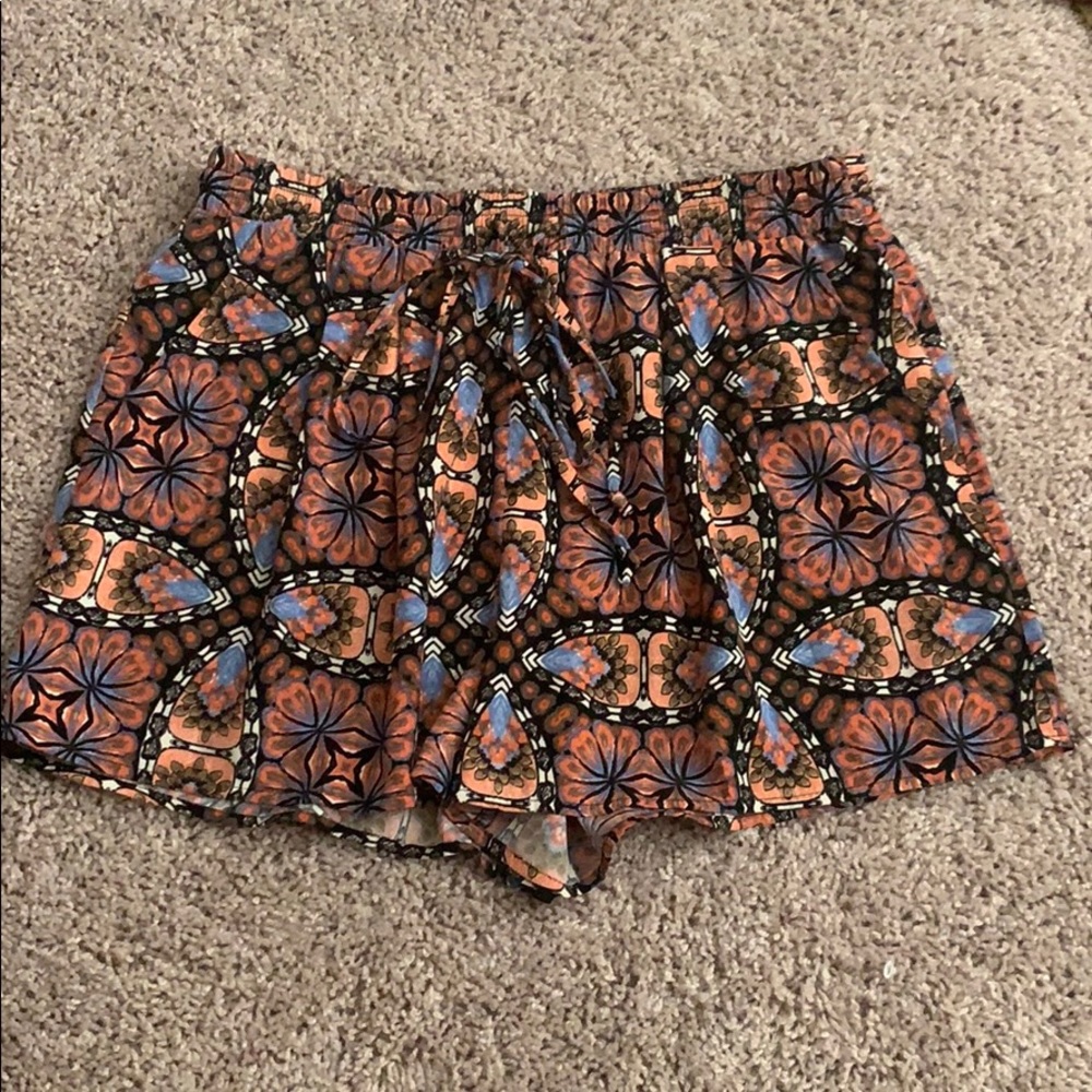 Floral patterned stretchy shorts!